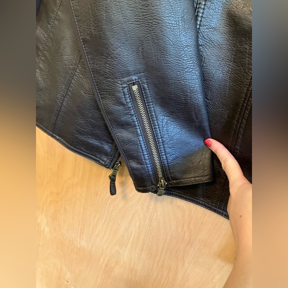 leather jacket - Picture 3 of 7